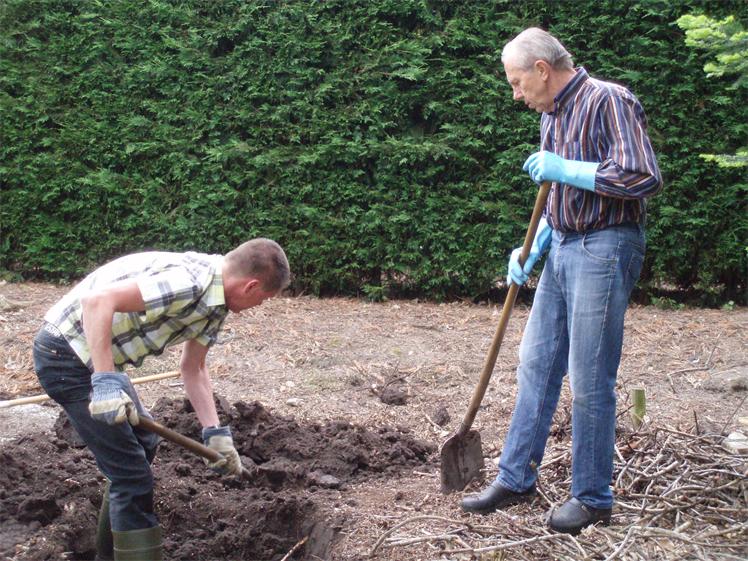 De notenboom van Chris is geplant