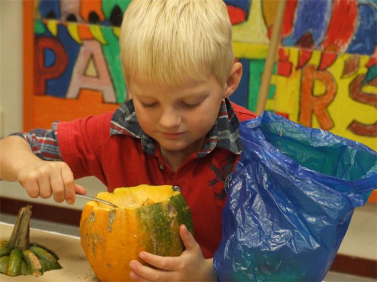 Pompoen uithollen jeugd