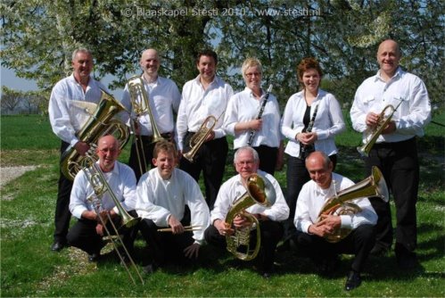 Blaasmuziek tijdens de kermis in gemeenschapshuus