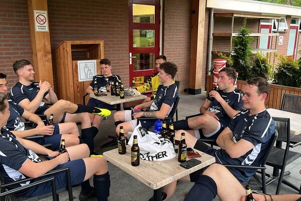 O.N.I. mist support van Broeder en lijdt grote nederlaag